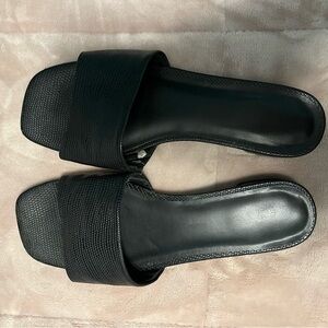 A new days sandals with heel 6.5 black crocodile